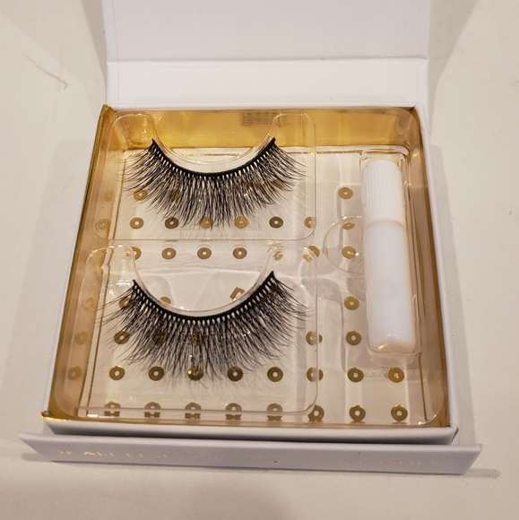 Battington Beauty Harlow 3D SILK EYE LASHES W/GLUE - Picture 4 of 5